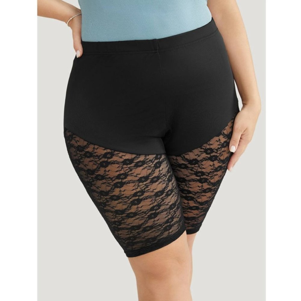 NWT BloomChic Black Floral Lace Hem Skinny Shorts Size 26/4X